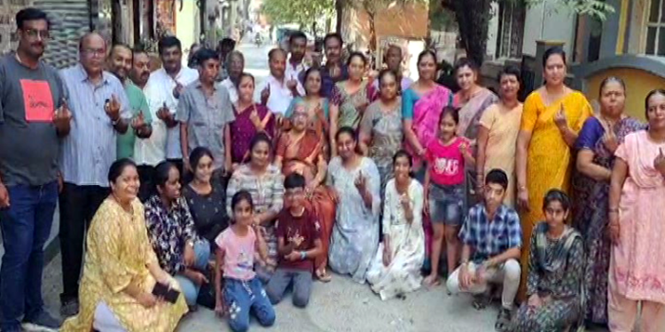 ಒಟ್ಟಿಗೆ ಬಂದು ಮತದಾನ ಮಾಡಿದ ಒಂದೇ ಕುಟುಂಬದ 85 ಜನ