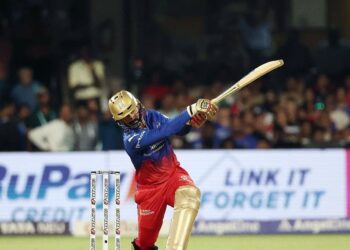 IPL ಸೀಸನ್ 17 : RCB ಗೆ ವಿರೋಚಿತ ಸೋಲು.. ಫಿನಿಷರ್ ಡಿಕೆ ಬೊಂಬಾಟ್ ಬ್ಯಾಟಿಂಗ್ ಗೆ ಫ್ಯಾನ್ಸ್ ಶಿಳ್ಳೆ – ಚಪ್ಪಾಳೆ