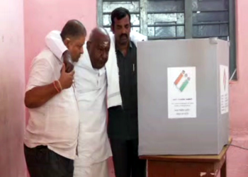 ದೇವರಿಗೆ ವಿಶೇಷ ಪೂಜೆ ಸಲ್ಲಿಸಿ ಪತ್ನಿಯೊಂದಿಗೆ ಆಗಮಿಸಿ ಮತದಾನ ಮಾಡಿದ ಮಾಜಿ ಪ್ರಧಾನಿ