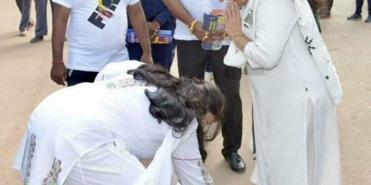 ಡಾ.ತೇಜಸ್ವಿನಿ ಅನಂತ್ಕುಮಾರ್ ಕಾಲಿಗೆ ಬಿದ್ದ ಸೌಮ್ಯರೆಡ್ಡಿ