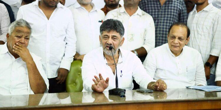 ಕುಟುಂಬ ಸದಸ್ಯರನ್ನ ಬಿಜೆಪಿ ಯಿಂದ ನಿಲ್ಲಿಸಿ, ಜೆಡಿಎಸ್ ಹೇಗೆ ಕಟ್ಟುತ್ತಾರೆ : ಡಿಸಿಎಂ ಡಿಕೆಶಿ ಲೇವಡಿ