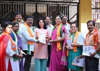 ಶೋಭಾ ಕರಂದ್ಲಾಜೆ ಪರವಾಗಿ ಮಾಜಿ ಉಪಮೇಯರ್ ಶ್ರೀಮತಿ ಹೇಮಲತಾ ಗೋಪಾಲಯ್ಯನವರು ಮತಯಾಚನೆ