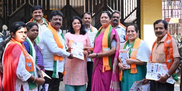 ಶೋಭಾ ಕರಂದ್ಲಾಜೆ ಪರವಾಗಿ ಮಾಜಿ ಉಪಮೇಯರ್ ಶ್ರೀಮತಿ ಹೇಮಲತಾ ಗೋಪಾಲಯ್ಯನವರು ಮತಯಾಚನೆ