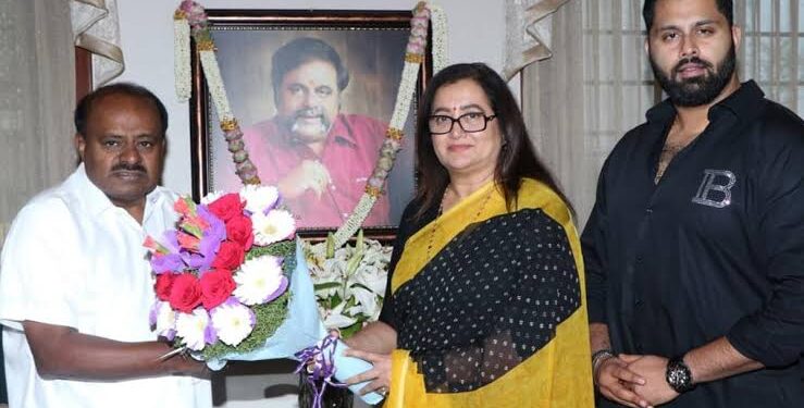 ಬಿಜೆಪಿಗೆ ಬೆಂಬಲ ಘೋಷಿಸಿದ ಸುಮಲತಾ ! ಹೆಚ್.ಡಿ.ಕೆ ಗೆಲುವಿನ ಹಾದಿ ಇನ್ನಷ್ಟು ಸುಗಮ !