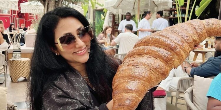 Vijayalakshmi Darshan :ಬಕೆಟ್ ಸೈಜ್ ಕಪ್ ನಲ್ಲಿ ಕಾಫಿ ಕುಡಿದು ,ದೊಡ್ಡ ಕ್ರೋಸೆಂಟ್ ಸವಿದ ಡಿ ಬಾಸ್ ಪತ್ನಿ ! ಪೋಸ್ಟ್ ನೋಡಿ ಅಬ್ಬಬ್ಬಾ ಎಂದ ಅಭಿಮಾನಿಗಳು.!
