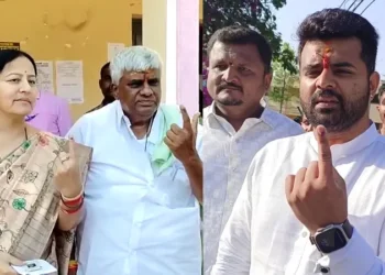 ಕುಟುಂಬ ಸಮೇತ ಬಂದು ಮತದಾನ ಮಾಡಿದ ಸಂಸದ ಪ್ರಜ್ವಲ್ ರೇವಣ್ಣ!