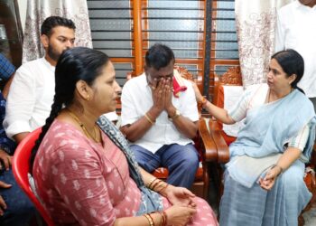 ಮೃತ ನೇಹಾ ಹಿರೇಮಠ ಕುಟುಂಬಕ್ಕೆ ಸಾಂತ್ವನ ಹೇಳಿದ ಸಚಿವೆ ಲಕ್ಷ್ಮೀ ಹೆಬ್ಬಾಳ್ಕರ್