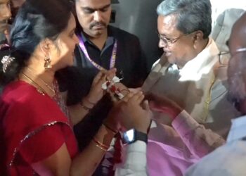 ಸಿಎಂ ಸಿದ್ದರಾಮಯ್ಯ ಅವರಿಗೆ ಫ್ರೀ ಟಿಕೆಟ್ ಹಾರ ಅರ್ಪಣೆ