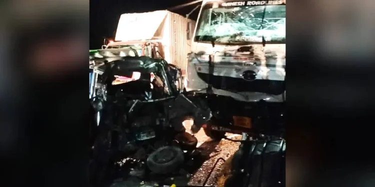 ಕಾರು ಹಾಗೂ ಟ್ರಕ್ ಮಧ್ಯೆ ಭೀಕರ ಅಪಘಾತ; 9 ಜನ ಸಾವು