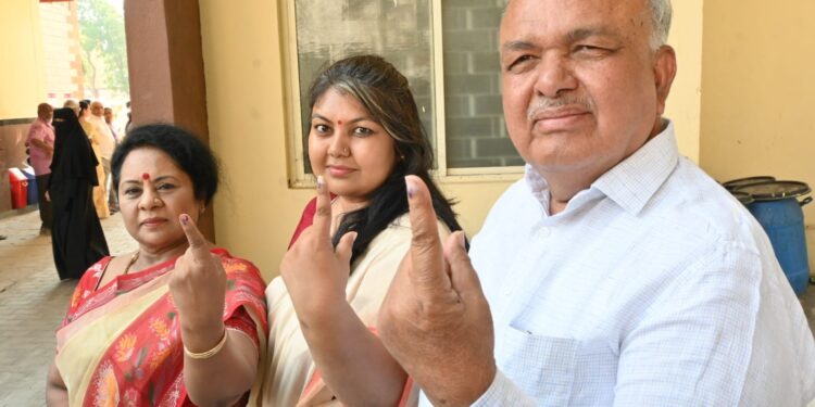 ಹಕ್ಕು ಚಲಾಯಿಸಿದ ಸಚಿವ ರಾಮಲಿಂಗಾ ರೆಡ್ಡಿ ಮತ್ತು ಕುಟುಂಬ ! 