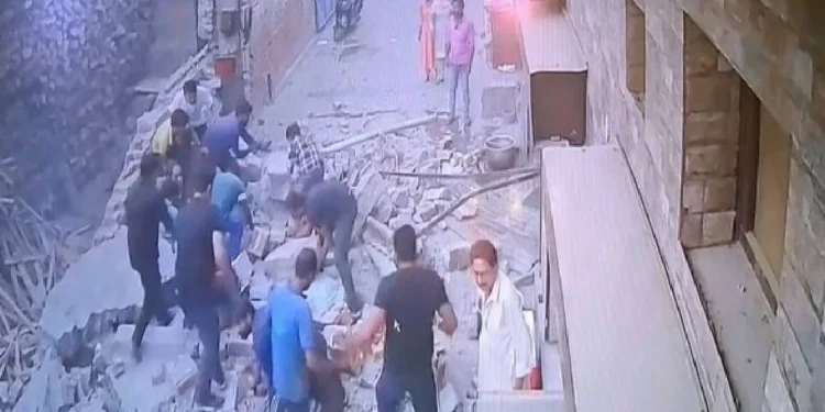 ಏಕಾಏಕಿ ಸ್ಮಶಾನದ ಗೋಡೆ ಕುಸಿತ; ಬಾಲಕಿ ಸೇರಿದಂತೆ ನಾಲ್ವರು ಬಲಿ