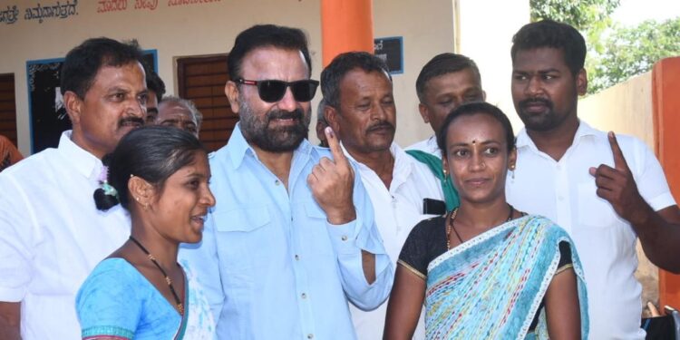 ಕಲಘಟಗಿಯಲ್ಲಿ ಮತದಾನ ಮಾಡಿದ ಕಾರ್ಮಿಕ ಸಚಿವ ಸಂತೋಷ್ !