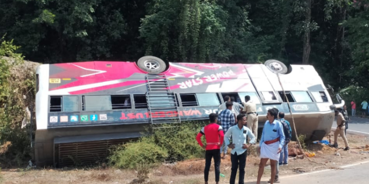 ಖಾಸಗಿ ಬಸ್ ಪಲ್ಟಿ; 49 ಜನ ಗಂಭೀರ, ಇಬ್ಬರು ಬಲಿ