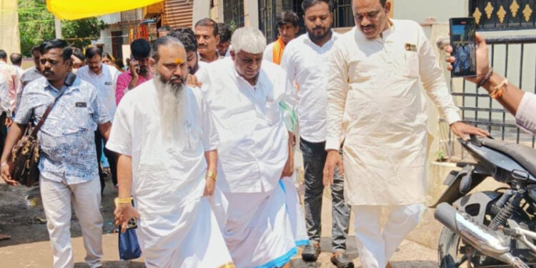 ಸಂಕಷ್ಟ ಪರಿಹಾರ ಮಾಡುವಂತೆ ದೇವರ ಮೊರೆ ಹೋದ ಹೆಚ್.ಡಿ. ರೇವಣ್ಣ