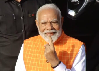 ಬೆಳ್ಳಂಬೆಳಗ್ಗೆ ಮತ ಚಲಾಯಿಸಿದ ಪ್ರಧಾನಿ ಮೋದಿ ! ನಮೋ ನೋಡಲು ಮತಗಟ್ಟೆ ಬಳಿ ಜನಸಮೂಹ !