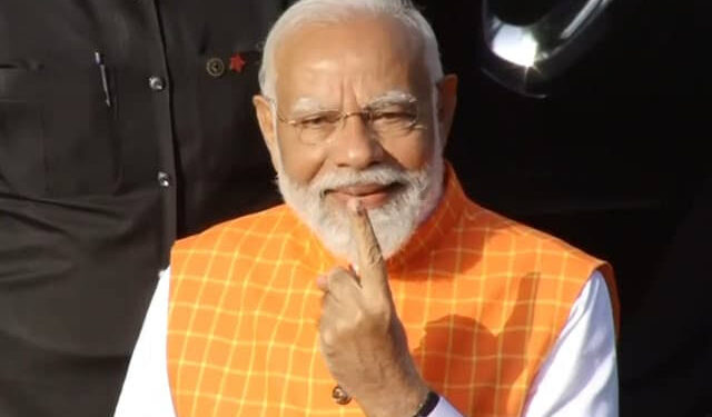 ಬೆಳ್ಳಂಬೆಳಗ್ಗೆ ಮತ ಚಲಾಯಿಸಿದ ಪ್ರಧಾನಿ ಮೋದಿ ! ನಮೋ ನೋಡಲು ಮತಗಟ್ಟೆ ಬಳಿ ಜನಸಮೂಹ !