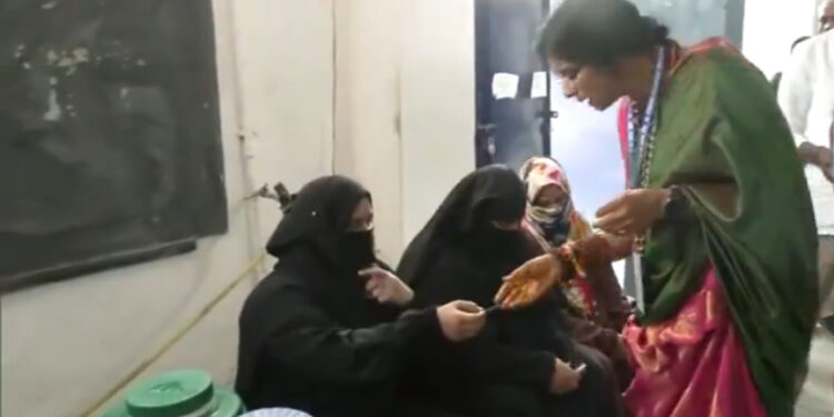 ವಿವಾದಕ್ಕೆ ಕಾರಣವಾದ ಬಿಜೆಪಿ ಅಭ್ಯರ್ಥಿ ಮಾಧವಿ ಲತಾ ನಡೆ ! ಚುನಾವಣಾ ಆಯೋಗದ ವಿರುದ್ಧ ಜನಾಕ್ರೋಶ !