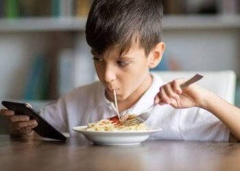 ಫೋನ್ ಹಾಗೂ ಟಿವಿ ಇಲ್ಲದೆ ನಿಮ್ಮ ಮಕ್ಕಳು ಊಟ ಮಾಡೋದೆ ಇಲ್ವಾ? ಪೋಷಕರೆ ಎಚ್ಚರ!