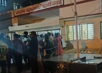 ಚನ್ನಗಿರಿ ಪೋಲಿಸರ ವಿರುದ್ಧ ಲಾಕಪ್ ಡೆತ್ ಆರೋಪ! ಉದ್ರಿಕ್ತರಿಂದ ಠಾಣೆಮೇಲೆ ಕಲ್ಲು ತೂರಾಟ ! 