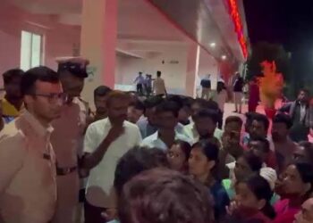 ಮಂಡ್ಯದಲ್ಲಿ ಹಿಂದೂ ಮನೆಗೆ ನುಗ್ಗಿ ಧಾಂಧಲೆ ಎಬ್ಬಿಸಿದ ಕಿಡಿಗೇಡಿಗಳು ! ಕಟ್ಟೆಯೊಡೆದ ಜನರ ಆಕ್ರೋಶ !