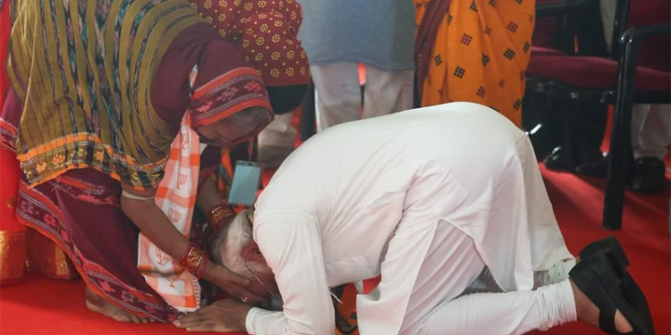 ಮಂಡಿಯೂರಿ ವೃದ್ಧೆಯೊಬ್ಬರ ಕಾಲಿಗೆ ನಮಸ್ಕರಿಸಿದ ಪ್ರಧಾನಿ ಮೋದಿ