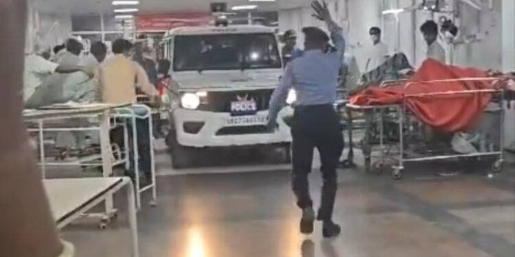 ಮಹಿಳಾ ವೈದ್ಯೆಗೆ ಲೈಂಗಿಕ ಕಿರುಕುಳ; ಆಸ್ಪತ್ರೆಯೊಳಗೆ ಜೀಪ್ ನುಗ್ಗಿಸಿದ ಪೊಲೀಸರು