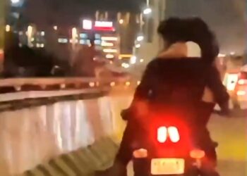 ಸಿಲಿಕಾನ್ ಸಿಟಿಯ FLY OVER ಮೇಲೆ ಲವರ್ಸ್ ಹುಚ್ಚಾಟ.. ಯುವಕ-ಯುವತಿ ‘ಬೈಕ್ ಕಿಸ್’ ನೋಡಿ ಜನರಿಗೆ ಮುಜುಗರ