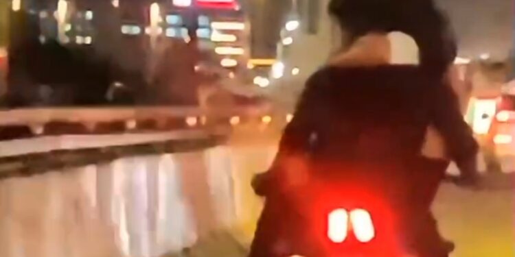 ಸಿಲಿಕಾನ್ ಸಿಟಿಯ FLY OVER ಮೇಲೆ ಲವರ್ಸ್ ಹುಚ್ಚಾಟ.. ಯುವಕ-ಯುವತಿ ‘ಬೈಕ್ ಕಿಸ್’ ನೋಡಿ ಜನರಿಗೆ ಮುಜುಗರ