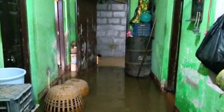 ನಂಜನಗೂಡಲ್ಲಿ ಭಾರಿ ಮಳೆ.. ಮನೆಗಳಿಗೆ ನುಗ್ಗಿದ ನೀರು.. ಸಾರ್ವಜನಿಕರು ಹೈರಾಣ