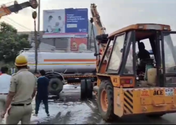 ಪಲ್ಟಿಯಾದ ಪೆಟ್ರೋಲ್ ತುಂಬಿದ ಟ್ಯಾಂಕರ್; ತಪ್ಪಿದ ಅನಾಹುತ