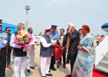 ಬೆಂಗಳೂರಿಗೆ ಬಂದ ಉಪರಾಷ್ಟ್ರಪತಿಗಳಿಗೆ ಆತ್ಮೀಯ ಸ್ವಾಗತ