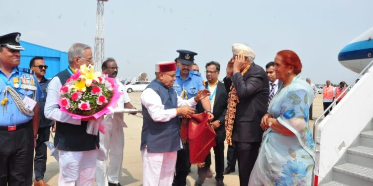 ಬೆಂಗಳೂರಿಗೆ ಬಂದ ಉಪರಾಷ್ಟ್ರಪತಿಗಳಿಗೆ ಆತ್ಮೀಯ ಸ್ವಾಗತ