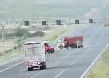 ಕಾರು ಹಾಗೂ ಲಾರಿ ಮಧ್ಯೆ ಭೀಕರ ಅಪಘಾತ; 6 ಜನ ಬಲಿ