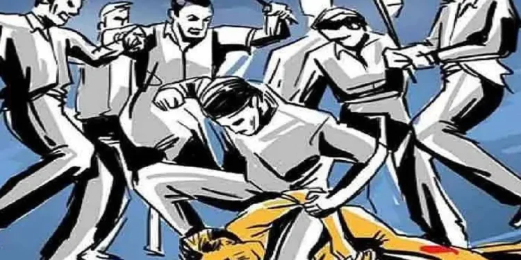 ರಸ್ತೆ ಮಧ್ಯೆ ನಿಂತವರಿಗೆ ದಾರಿ ಬಿಡಿ ಎಂದಿದ್ದಕ್ಕೆ ಯೋಧನ ಮೇಲೆ ಹಲ್ಲೆ!