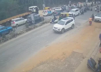 ಓವರ್ ಟೇಕ್ ಮಾಡುವಾಗ ದಾರಿ ಬಿಡಲಿಲ್ಲ ಎಂದು ಕಾರಿನ ಮೇಲೆ ದಾಳಿ