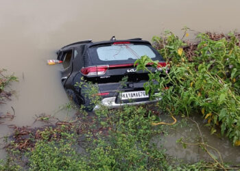 ಚಾಲಕನ ನಿಯಂತ್ರಣ ತಪ್ಪಿದ ಪರಿಣಾಮ ಕೆರೆಗೆ ಉರುಳಿದ ಕಾರು; ಓರ್ವ ಸಾವು, ಮತ್ತೊಬ್ಬನ ಸ್ಥಿತಿ ಗಂಭೀರ