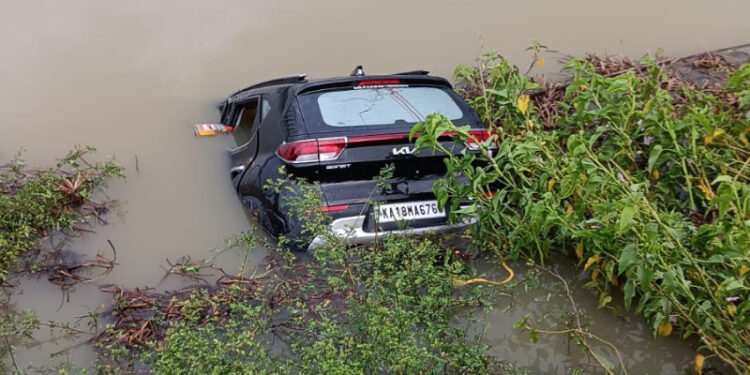 ಚಾಲಕನ ನಿಯಂತ್ರಣ ತಪ್ಪಿದ ಪರಿಣಾಮ ಕೆರೆಗೆ ಉರುಳಿದ ಕಾರು; ಓರ್ವ ಸಾವು, ಮತ್ತೊಬ್ಬನ ಸ್ಥಿತಿ ಗಂಭೀರ