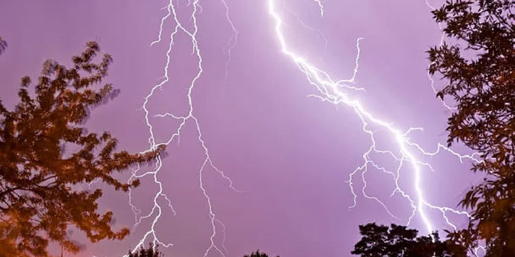 ತಮಿಳುನಾಡಿನಲ್ಲಿ ಭರ್ಜರಿ ಮಳೆ; ಸಿಡಿಲಿಗೆ ಇಬ್ಬರು ಬಲಿ