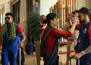 ಅಹಮದಾಬಾದ್(Ahmedabad)  ನಲ್ಲಿ ಆರ್ ಸಿಬಿ(RCB) ಆಟಗಾರರಿಗೆ ಭರ್ಜರಿ ಸ್ವಾಗತ