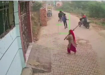 ಮೇಲೆ ದುಷ್ಕರ್ಮಿಗಳಿಂದ ದಾಳಿ; ಪೊರಕೆ ಹಿಡಿದು ಓಡಿಸಿದ ಮಹಿಳೆ