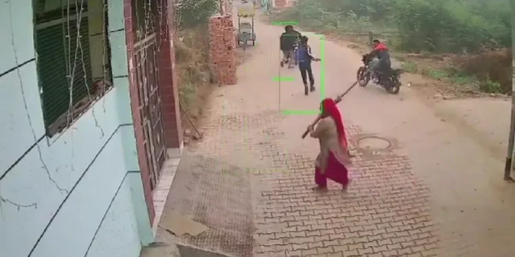 ಮೇಲೆ ದುಷ್ಕರ್ಮಿಗಳಿಂದ ದಾಳಿ; ಪೊರಕೆ ಹಿಡಿದು ಓಡಿಸಿದ ಮಹಿಳೆ