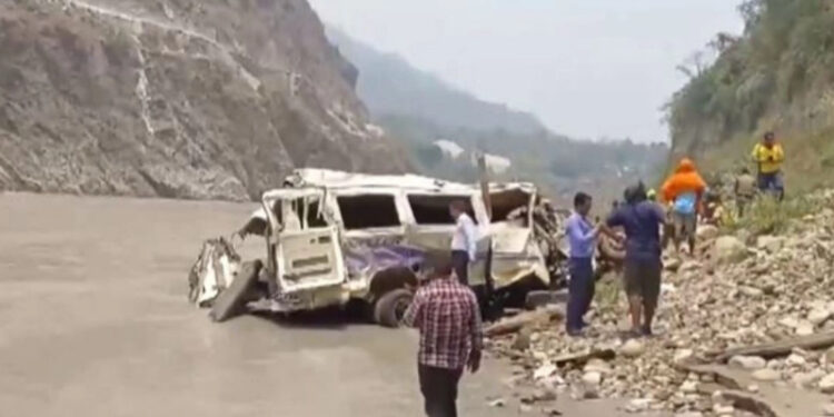 ಪ್ರಪಾತಕ್ಕೆ ಬಿದ್ದ ಬಸ್; 8 ಜನ ಸಾವು, 15 ಜನರಿಗೆ ಗಂಭೀರ ಗಾಯ