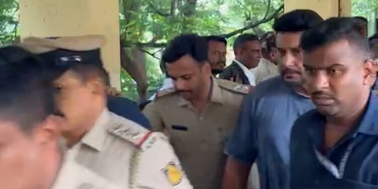 ಕೋರ್ಟ್​ನತ್ತ ದರ್ಶನ್ ಅಂಡ್ ಗ್ಯಾಂಗ್..ಮತ್ತೆ ಕಸ್ಟಡಿಗಾ ಪರಪ್ಪನ ಅಗ್ರಹಾರಕ್ಕಾ..?