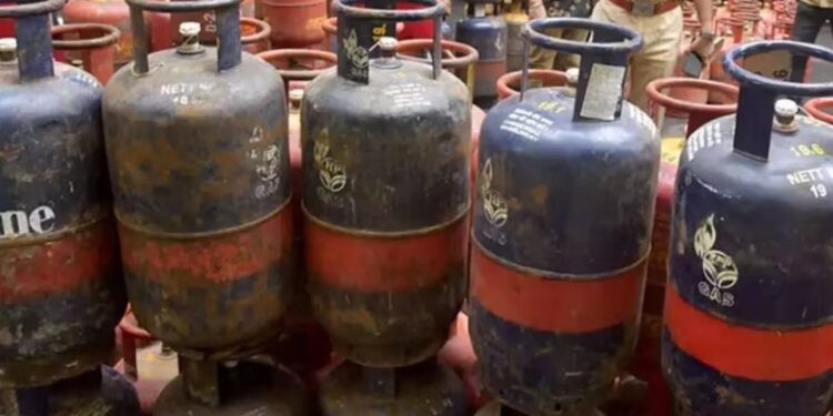 ವಾಣಿಜ್ಯ ಬಳಕೆಯ ಸಿಲಿಂಡರ್ ದರ ಇಳಿಕೆ! ಇಂದಿನಿಂದಲೇ ಜಾರಿ!