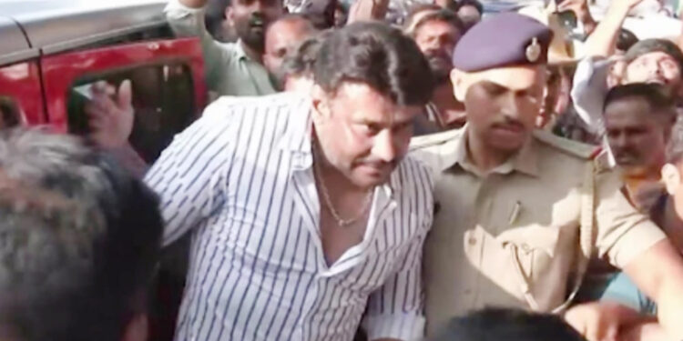 ಒಂದೇ ಒಂದು ಸಿಗರೇಟ್ ಕೊಡಿಸುವಂತೆ ಪೊಲೀಸರಿಗೆ ಮನವಿ ಮಾಡಿದ ದರ್ಶನ್