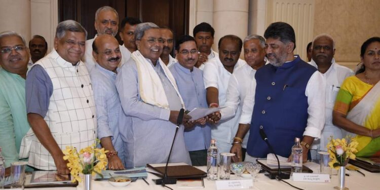 ದೆಹಲಿಯ ಖಾಸಗಿ ಹೋಟೆಲ್ ನಲ್ಲಿ ಆಯೋಜಿಸಲಾಗಿದ್ದ ರಾಜ್ಯದಿಂದ ಆಯ್ಕೆಯಾದ ಸಂಸದರ ಸಭೆಯಲ್ಲಿ ಮುಖ್ಯಮಂತ್ರಿ Siddaramaiah ಅವರ ಮಾತುಗಳು.