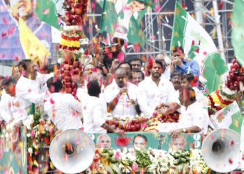 ಕುಮಾರಸ್ವಾಮಿಗೆ ಅದ್ದೂರಿ ಸ್ವಾಗತ; ರಾಜ್ಯದ ಜನರಿಗೆ ಸಚಿವ ಸ್ಥಾನ ಅರ್ಪಣೆ