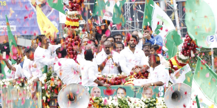 ಕುಮಾರಸ್ವಾಮಿಗೆ ಅದ್ದೂರಿ ಸ್ವಾಗತ; ರಾಜ್ಯದ ಜನರಿಗೆ ಸಚಿವ ಸ್ಥಾನ ಅರ್ಪಣೆ