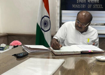 ತಮ್ಮ ಅಧಿಕಾರ ಆರಂಭಿಸಿದ ಕುಮಾರಸ್ವಾಮಿ; ಮೊದಲ ಕಡತಕ್ಕೆ ಸಹಿ