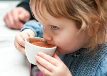 ಮಕ್ಕಳಿಗೆ ಕಾಫಿ/ ಟೀ ಕುಡಿಯುವ ಅಭ್ಯಾಸವಿದ್ದರೆ ಈ ಸಮಸ್ಯೆಗಳು ಎದುರಾಗುವುದು ಖಂಡಿತಾ.! ಎಚ್ಚರ!!